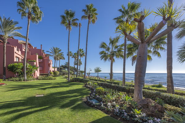Exquisite fully renovated apartment in Menara Beach, Estepona