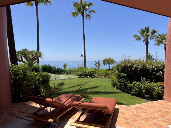 Exquisite fully renovated apartment in Menara Beach, Estepona
