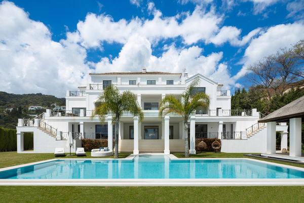 Wonderful Andalusian-style contemporary villa with stunning sea views in El Madroñal, Benahavís