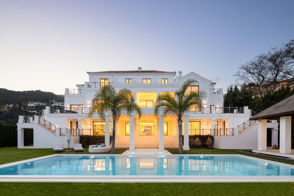 Wonderful Andalusian-style contemporary villa with stunning sea views in El Madroñal, Benahavís