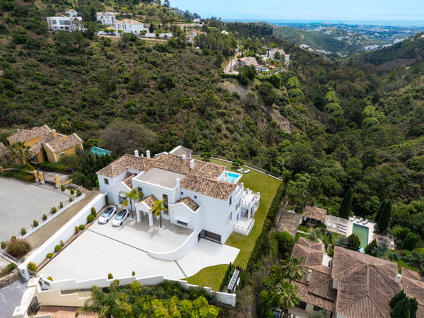 Wonderful Andalusian-style contemporary villa with stunning sea views in El Madroñal, Benahavís