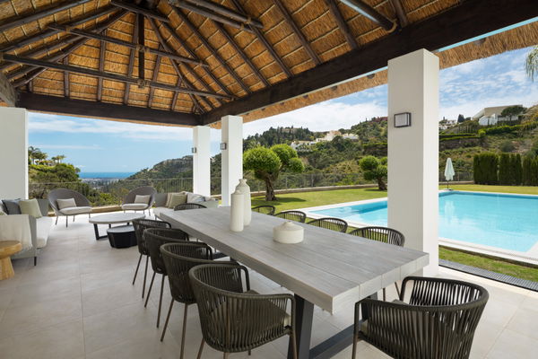 Wonderful Andalusian-style contemporary villa with stunning sea views in El Madroñal, Benahavís