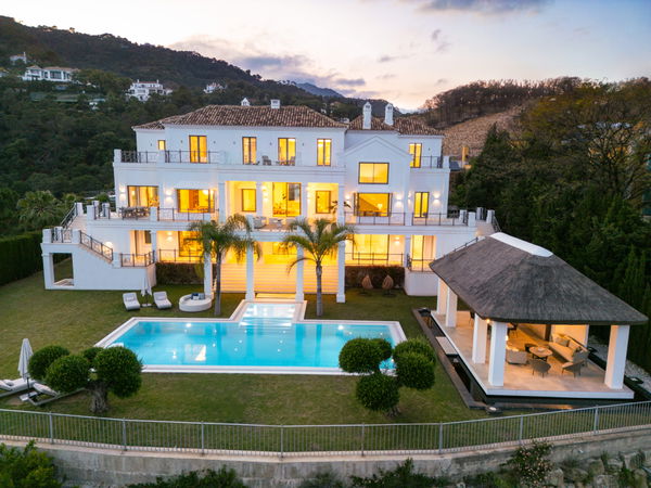 Wonderful Andalusian-style contemporary villa with stunning sea views in El Madroñal, Benahavís