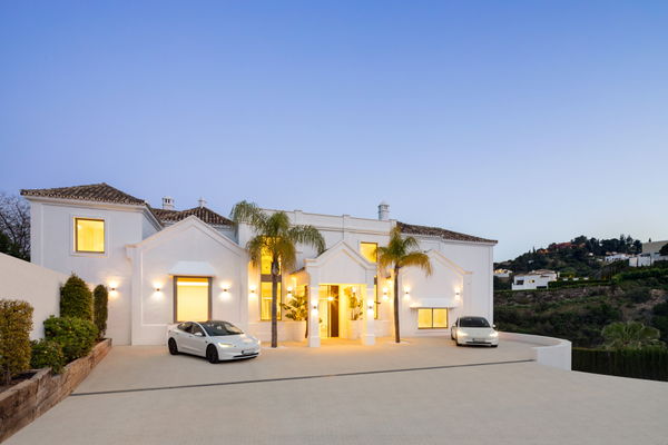 Wonderful Andalusian-style contemporary villa with stunning sea views in El Madroñal, Benahavís