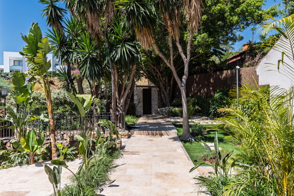 Centauro 15: A Balinese-style oasis villa in the heart of the Golf Valley in Nueva Andalucía