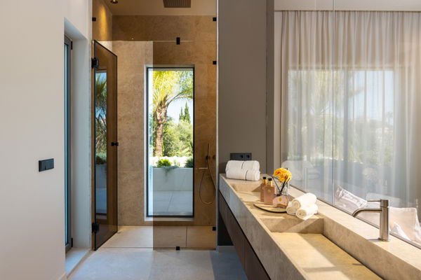 Centauro 15: A Balinese-style oasis villa in the heart of the Golf Valley in Nueva Andalucía