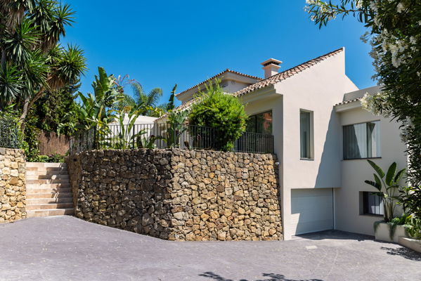 Centauro 15: A Balinese-style oasis villa in the heart of the Golf Valley in Nueva Andalucía