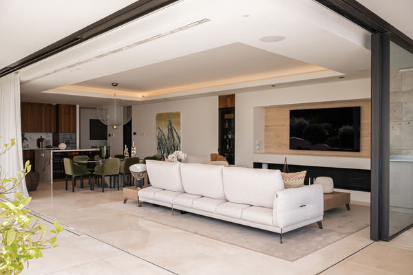 Luxurious and exceptionally spacious apartment with villa-style amenities in La Quinta, Benahavís