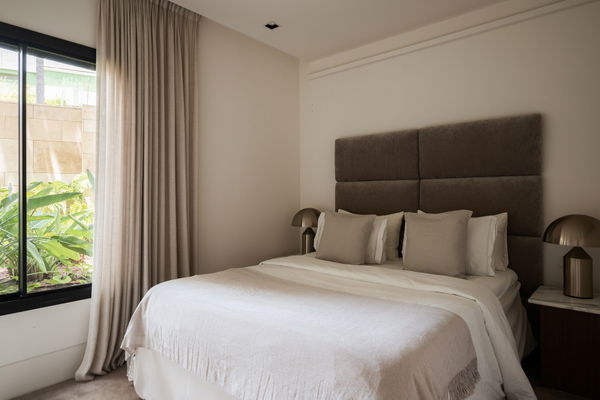 Luxurious and exceptionally spacious apartment with villa-style amenities in La Quinta, Benahavís