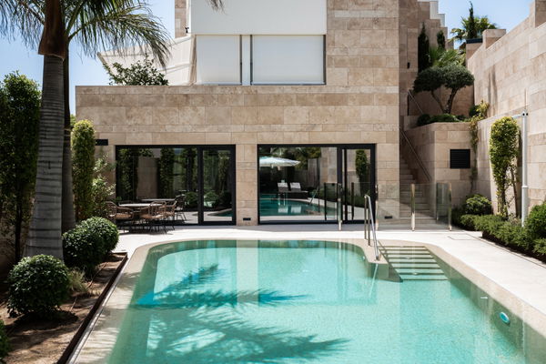 Luxurious and exceptionally spacious apartment with villa-style amenities in La Quinta, Benahavís