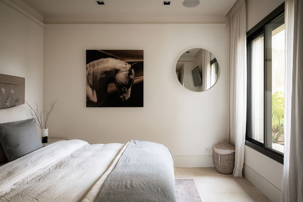 Luxurious and exceptionally spacious apartment with villa-style amenities in La Quinta, Benahavís