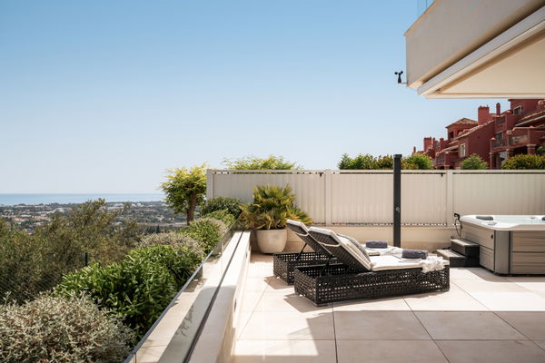 Luxurious and exceptionally spacious apartment with villa-style amenities in La Quinta, Benahavís