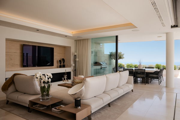 Luxurious and exceptionally spacious apartment with villa-style amenities in La Quinta, Benahavís