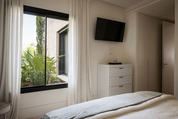 Luxurious and exceptionally spacious apartment with villa-style amenities in La Quinta, Benahavís