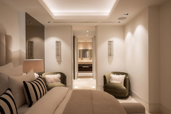 Luxurious and exceptionally spacious apartment with villa-style amenities in La Quinta, Benahavís