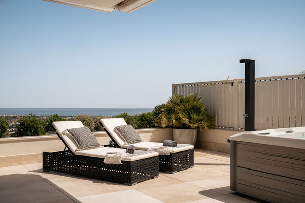 Luxurious and exceptionally spacious apartment with villa-style amenities in La Quinta, Benahavís