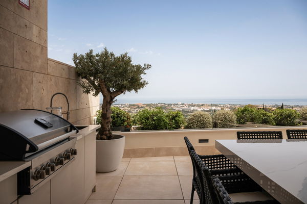 Luxurious and exceptionally spacious apartment with villa-style amenities in La Quinta, Benahavís