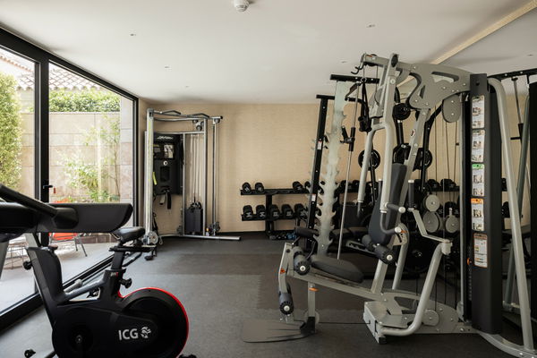 Luxurious and exceptionally spacious apartment with villa-style amenities in La Quinta, Benahavís