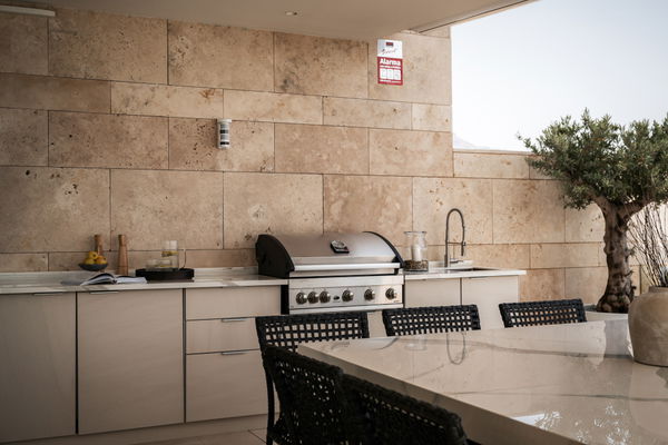 Luxurious and exceptionally spacious apartment with villa-style amenities in La Quinta, Benahavís