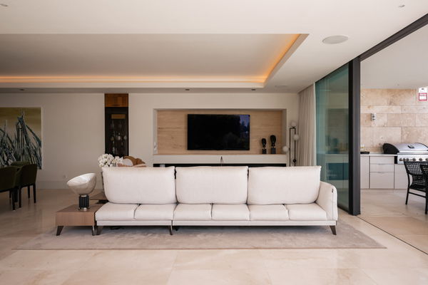 Luxurious and exceptionally spacious apartment with villa-style amenities in La Quinta, Benahavís