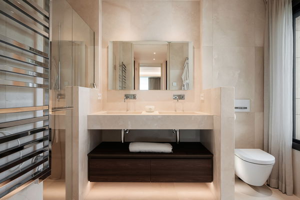 Luxurious and exceptionally spacious apartment with villa-style amenities in La Quinta, Benahavís