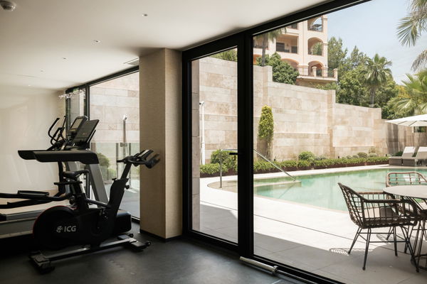 Luxurious and exceptionally spacious apartment with villa-style amenities in La Quinta, Benahavís