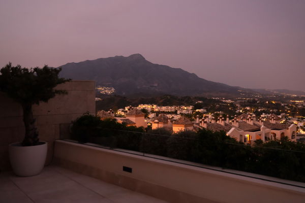 Luxurious and exceptionally spacious apartment with villa-style amenities in La Quinta, Benahavís