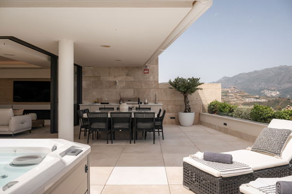 Luxurious and exceptionally spacious apartment with villa-style amenities in La Quinta, Benahavís