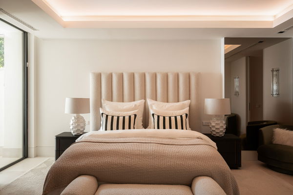 Luxurious and exceptionally spacious apartment with villa-style amenities in La Quinta, Benahavís