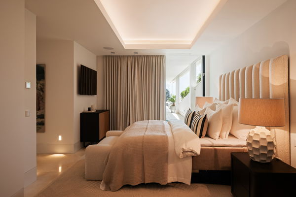 Luxurious and exceptionally spacious apartment with villa-style amenities in La Quinta, Benahavís