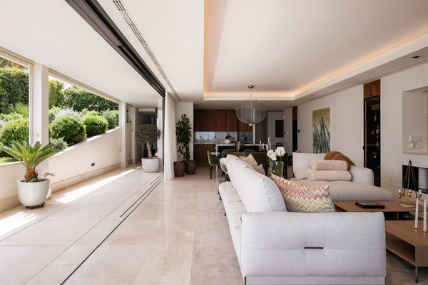 Luxurious and exceptionally spacious apartment with villa-style amenities in La Quinta, Benahavís