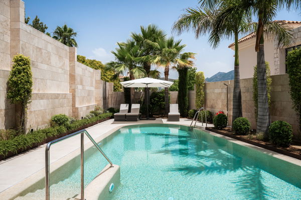 Luxurious and exceptionally spacious apartment with villa-style amenities in La Quinta, Benahavís