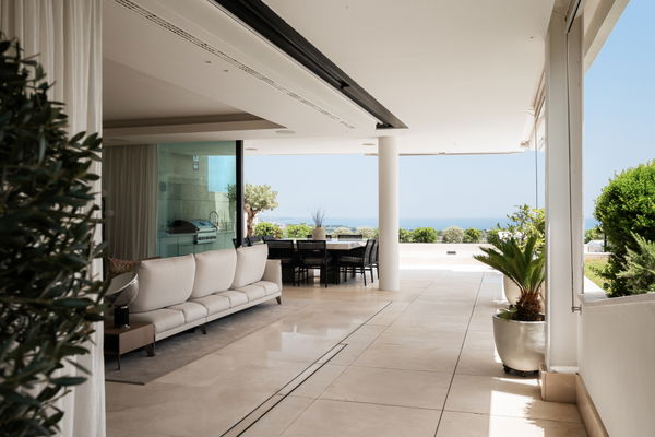 Luxurious and exceptionally spacious apartment with villa-style amenities in La Quinta, Benahavís