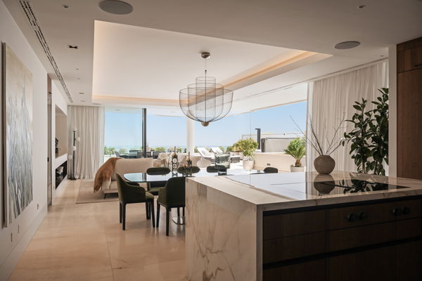 Luxurious and exceptionally spacious apartment with villa-style amenities in La Quinta, Benahavís
