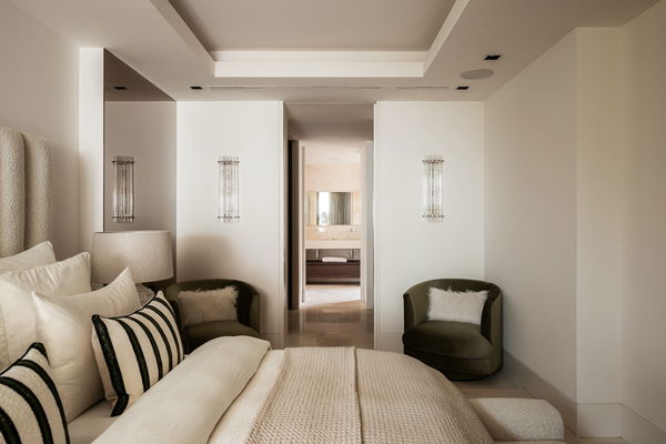 Luxurious and exceptionally spacious apartment with villa-style amenities in La Quinta, Benahavís