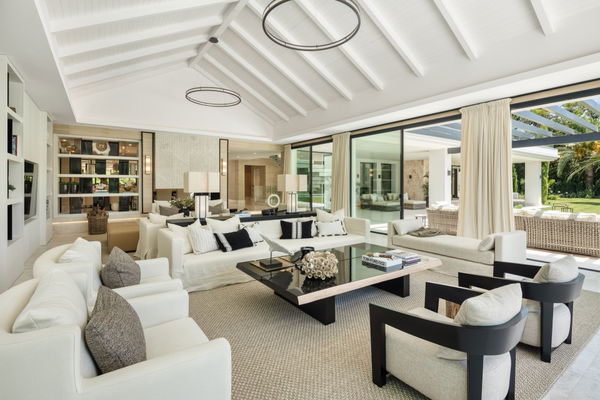 Impressive villa on the front line of the golf course at Las Brisas, Nueva Andalucía