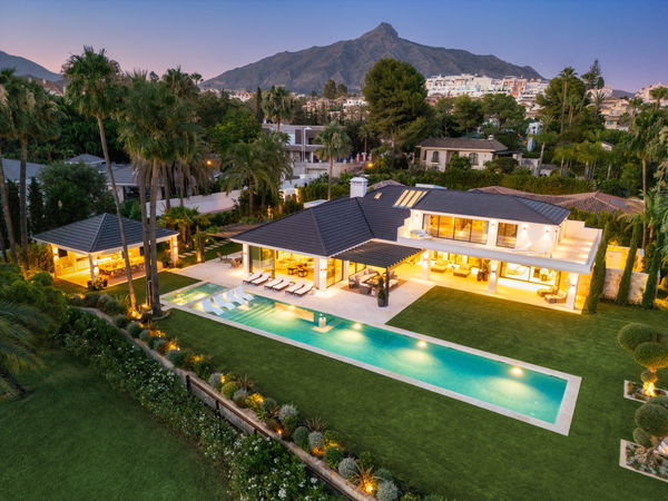 Impressive villa on the front line of the golf course at Las Brisas, Nueva Andalucía