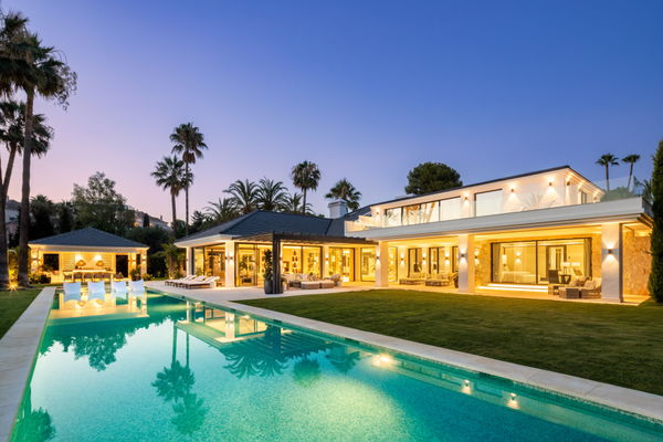 Impressive villa on the front line of the golf course at Las Brisas, Nueva Andalucía