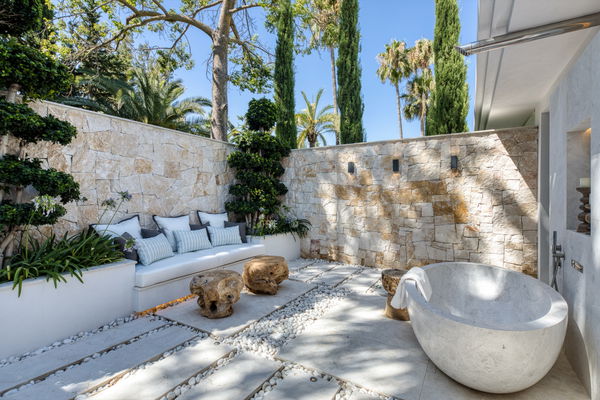 Impressive villa on the front line of the golf course at Las Brisas, Nueva Andalucía