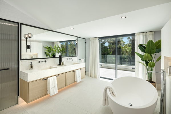 Impressive villa on the front line of the golf course at Las Brisas, Nueva Andalucía
