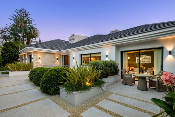 Impressive villa on the front line of the golf course at Las Brisas, Nueva Andalucía