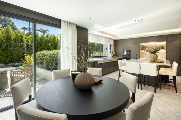 Impressive villa on the front line of the golf course at Las Brisas, Nueva Andalucía