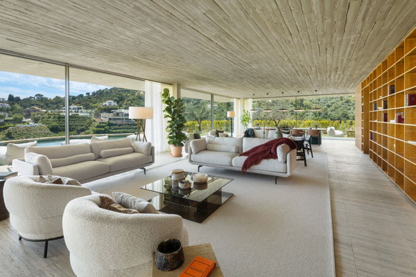 Spectacular design villa that blends with nature, offering expansive sea views in Benahavís