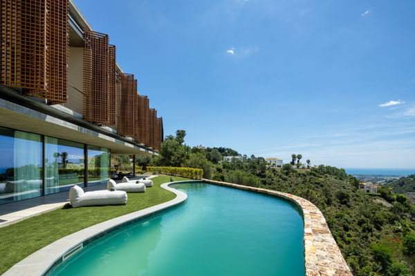 Spectacular design villa that blends with nature, offering expansive sea views in Benahavís