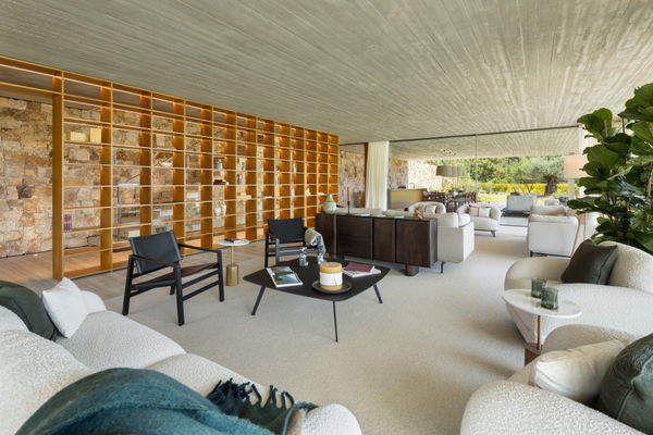 Spectacular design villa that blends with nature, offering expansive sea views in Benahavís