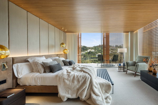 Spectacular design villa that blends with nature, offering expansive sea views in Benahavís