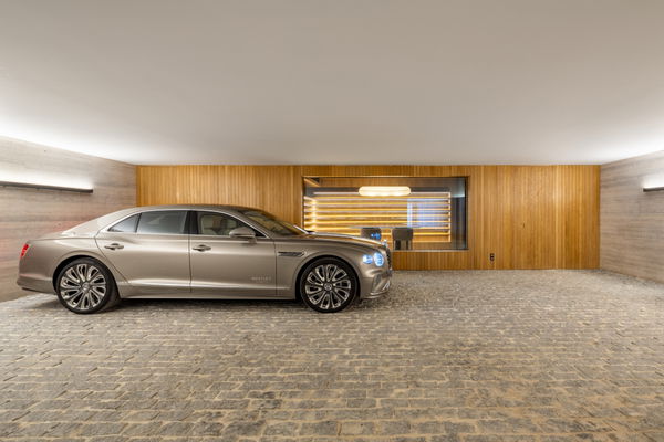 Spectacular design villa that blends with nature, offering expansive sea views in Benahavís