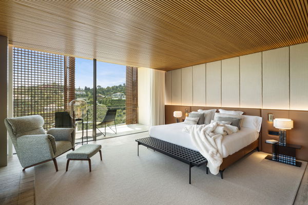 Spectacular design villa that blends with nature, offering expansive sea views in Benahavís