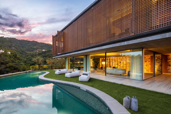 Spectacular design villa that blends with nature, offering expansive sea views in Benahavís