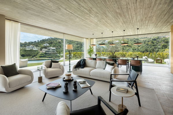 Spectacular design villa that blends with nature, offering expansive sea views in Benahavís